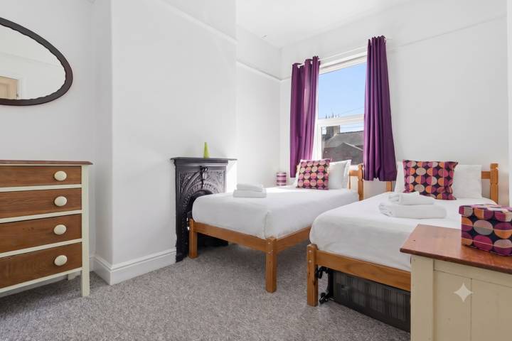 Twin bedroom